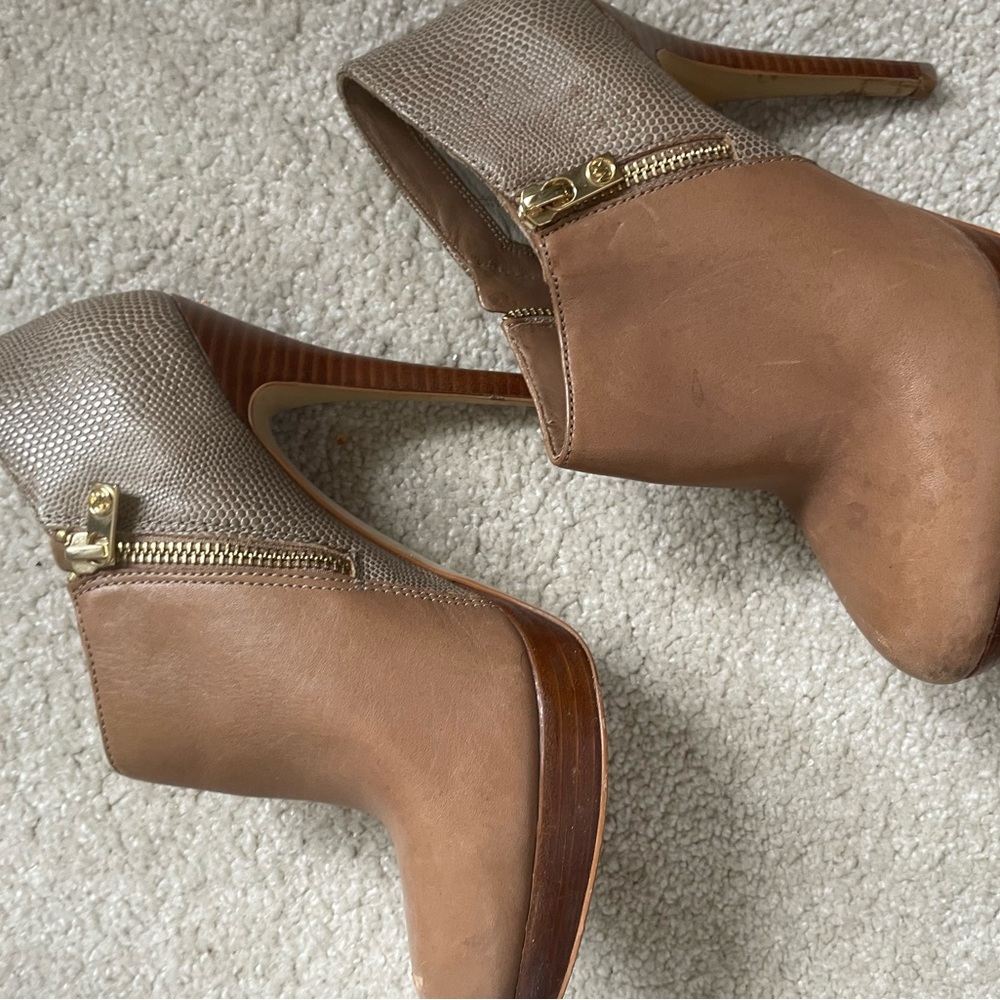 Beautiful Michael Kors shoes. Snake skin and tan combo. Gold accents. Size 8